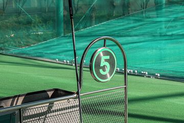 Indoor golf driving range