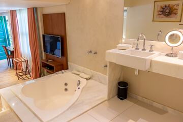 Jetted tub