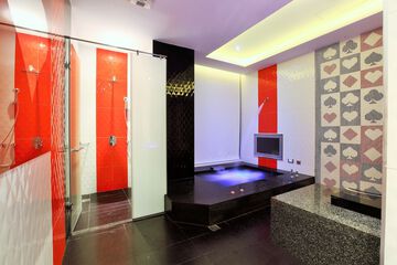 Deep soaking bathtub