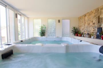 Indoor spa tub