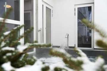Indoor/outdoor pool
