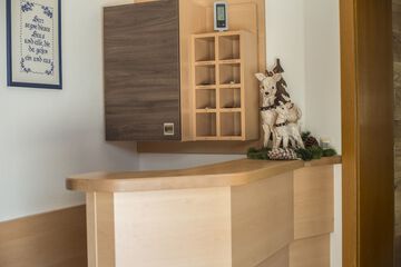Check-in/check-out kiosk