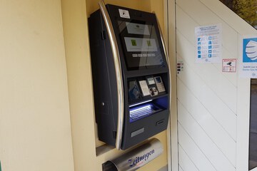 Check-in/check-out kiosk