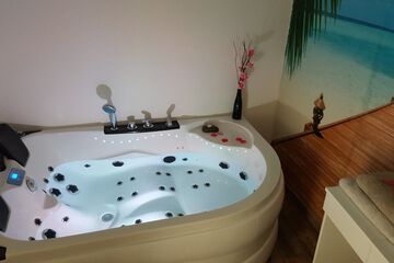 Private spa tub