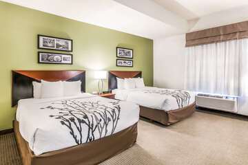 Guest room with queen bed(s)