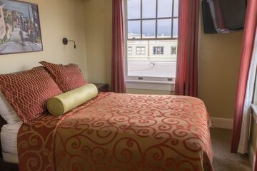 Room 27 of 46