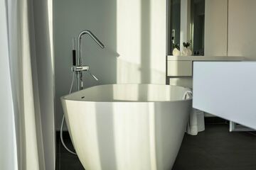 Deep soaking bathtub