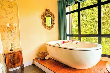 Private spa tub