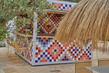 Swim-up bar