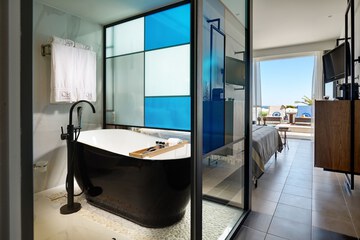 Deep soaking bathtub