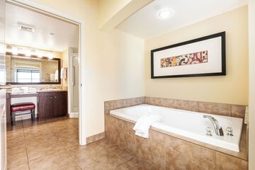 Deep soaking bathtub