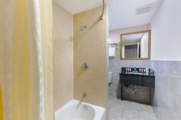 Deep Soaking Bathtub