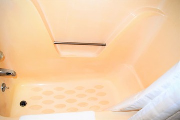 Deep soaking bathtub