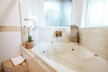 Jetted tub