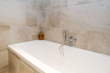 Deep soaking bathtub