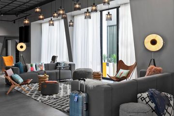 Lobby lounge