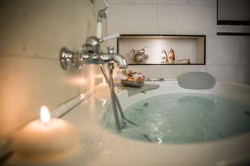 Deep soaking bathtub