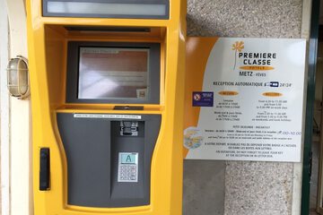 Check-in/check-out kiosk