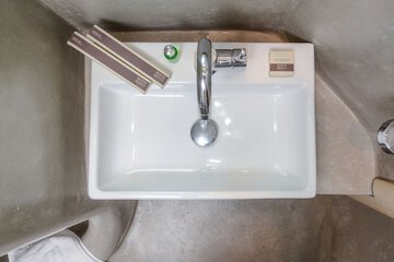 Bathroom sink