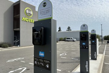 Electric vehicle charging station