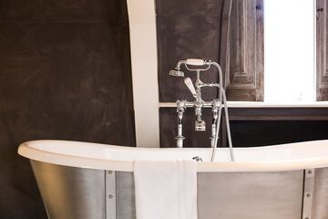 Deep soaking bathtub