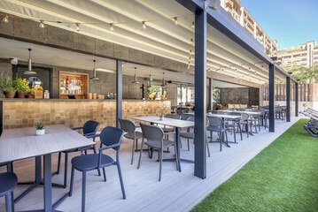 Swim-up bar