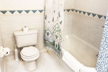 Deep soaking bathtub