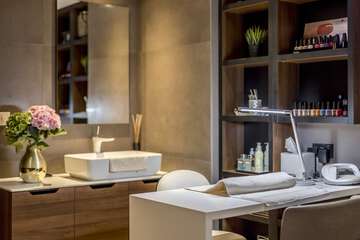 Nail salon