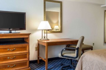 Clarion Hotel & Conference Center 8