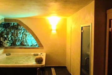 Indoor spa tub