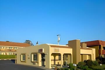 Pacific Coast Roadhouse Hotel