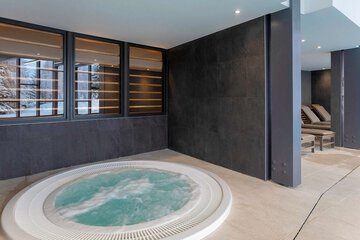 Indoor spa tub