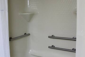 Deep soaking bathtub