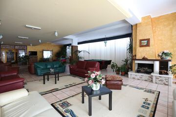 Lobby lounge