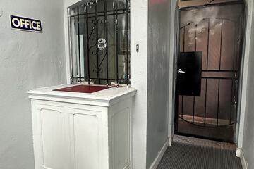 Check-in/check-out kiosk