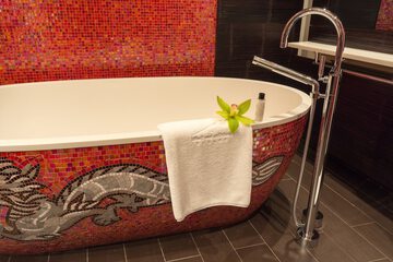 Deep soaking bathtub