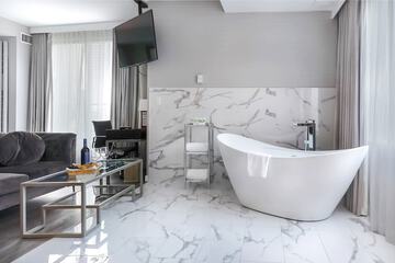 Deep soaking bathtub