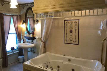 Deep soaking bathtub