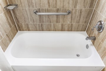 Deep soaking bathtub