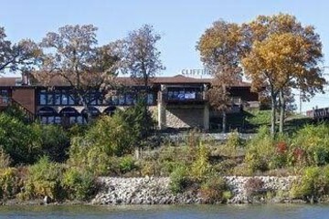  Cliffbreakers Riverside and Conference Center 8