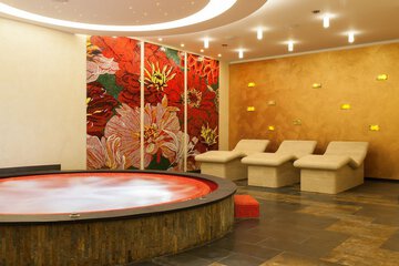 Indoor spa tub