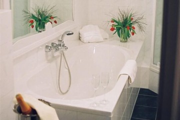 Deep soaking bathtub