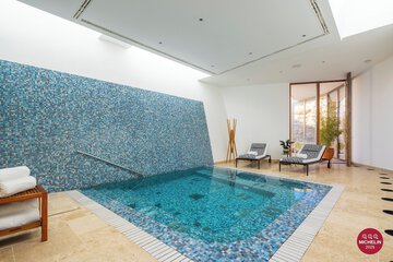 Indoor spa tub