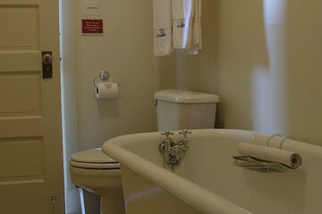 Deep soaking bathtub