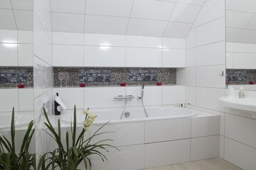 Deep soaking bathtub