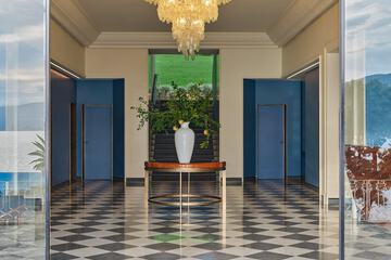 Lobby lounge