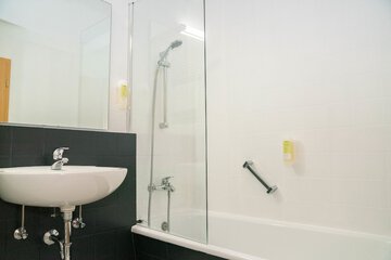 Deep soaking bathtub