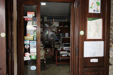 Check-in/check-out kiosk