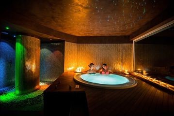 Indoor spa tub