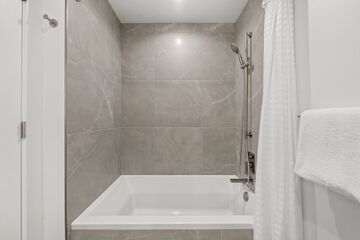 Deep soaking bathtub